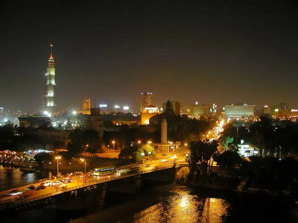أفق القاهرة على النيل ليلاً